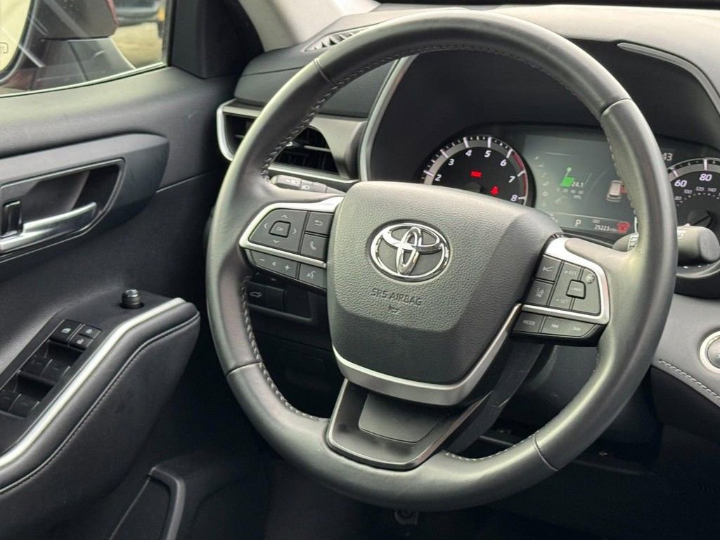 Used 2024 Toyota Highlander XLE image 13