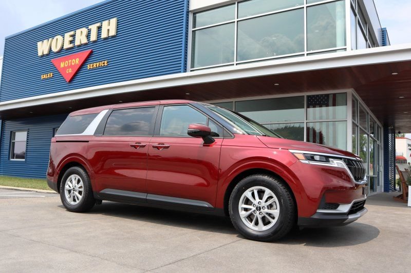 Used 2022 Kia Carnival LX FWD image 1