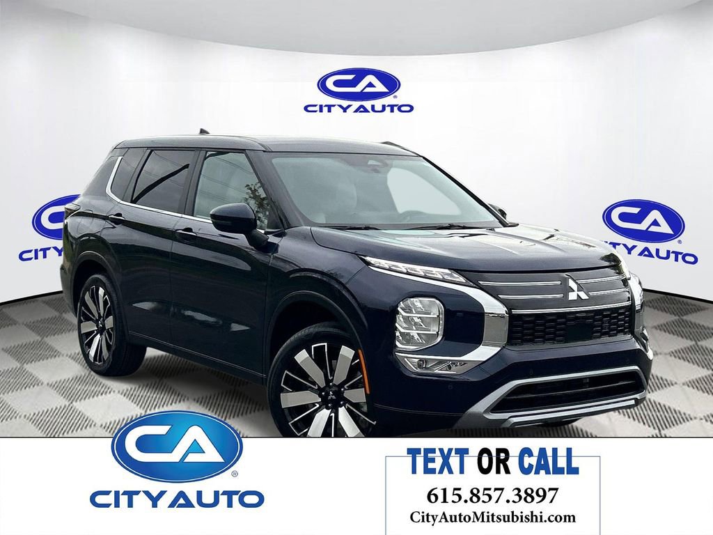 Used 2025 Mitsubishi Outlander SE image 1