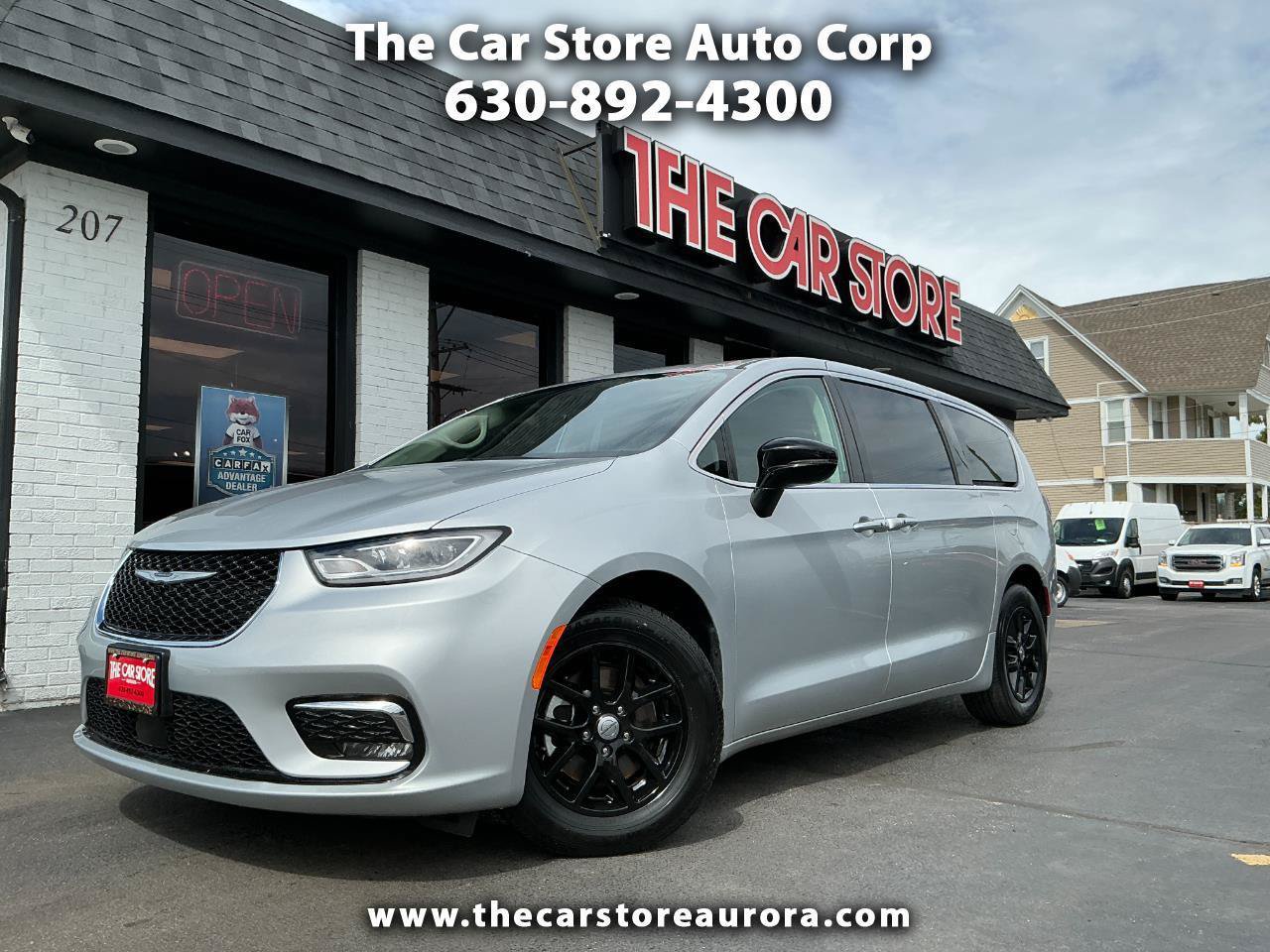 Used 2024 Chrysler Pacifica Touring-L FWD image 1