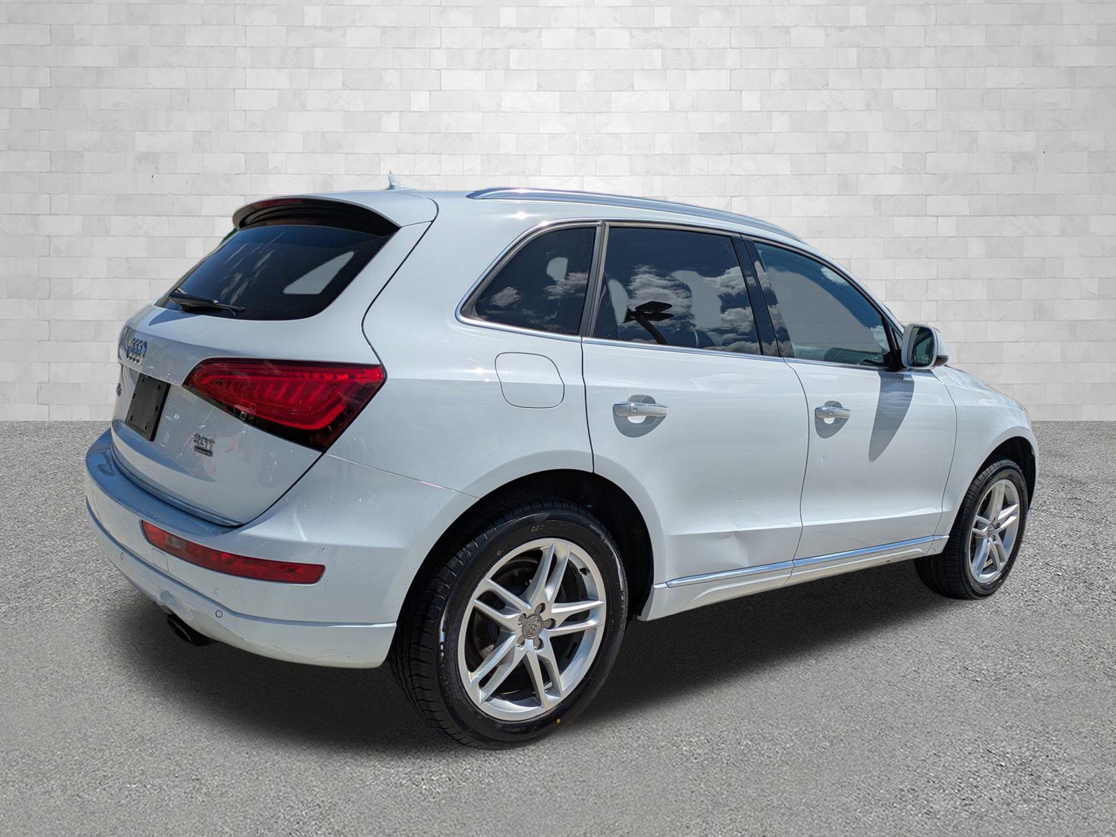 Used 2017 Audi Q5 2.0T Premium Plus w/ Technology Package image 2