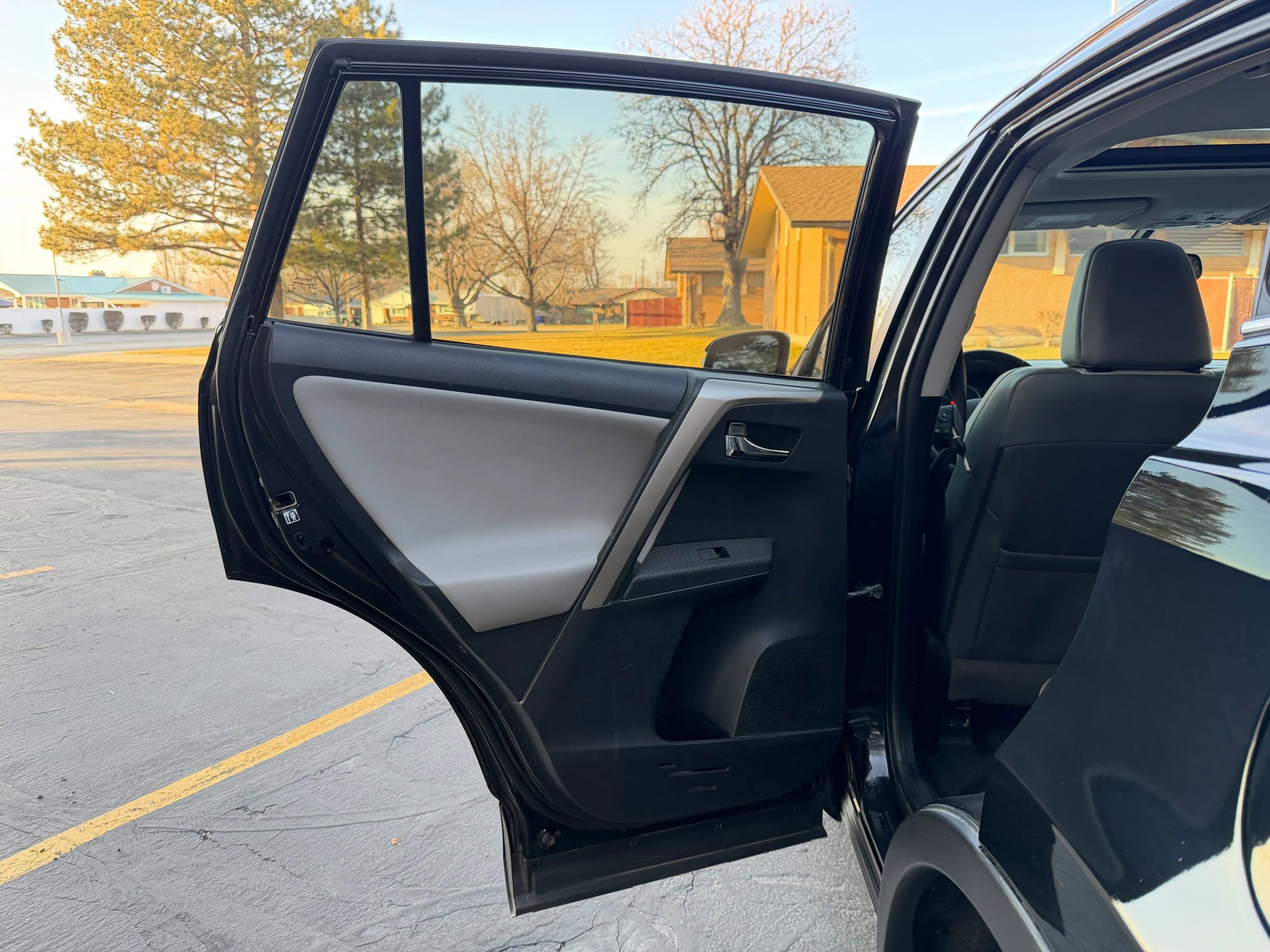 Used 2015 Toyota RAV4 Limited image 33