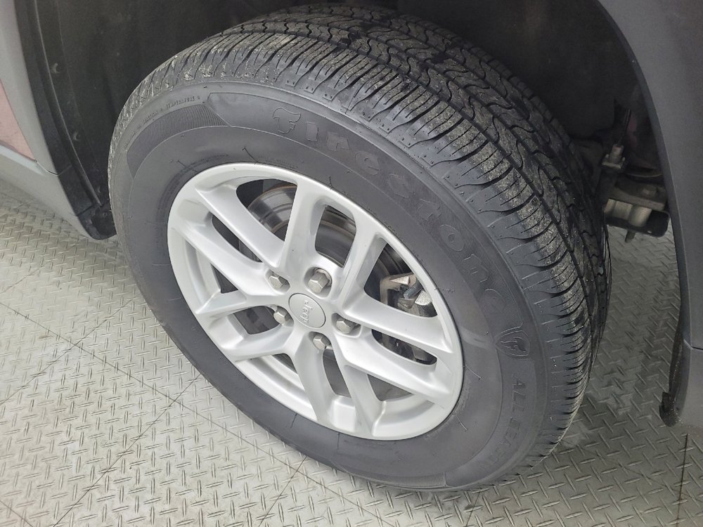 Used 2023 Jeep Grand Cherokee L Laredo image 31