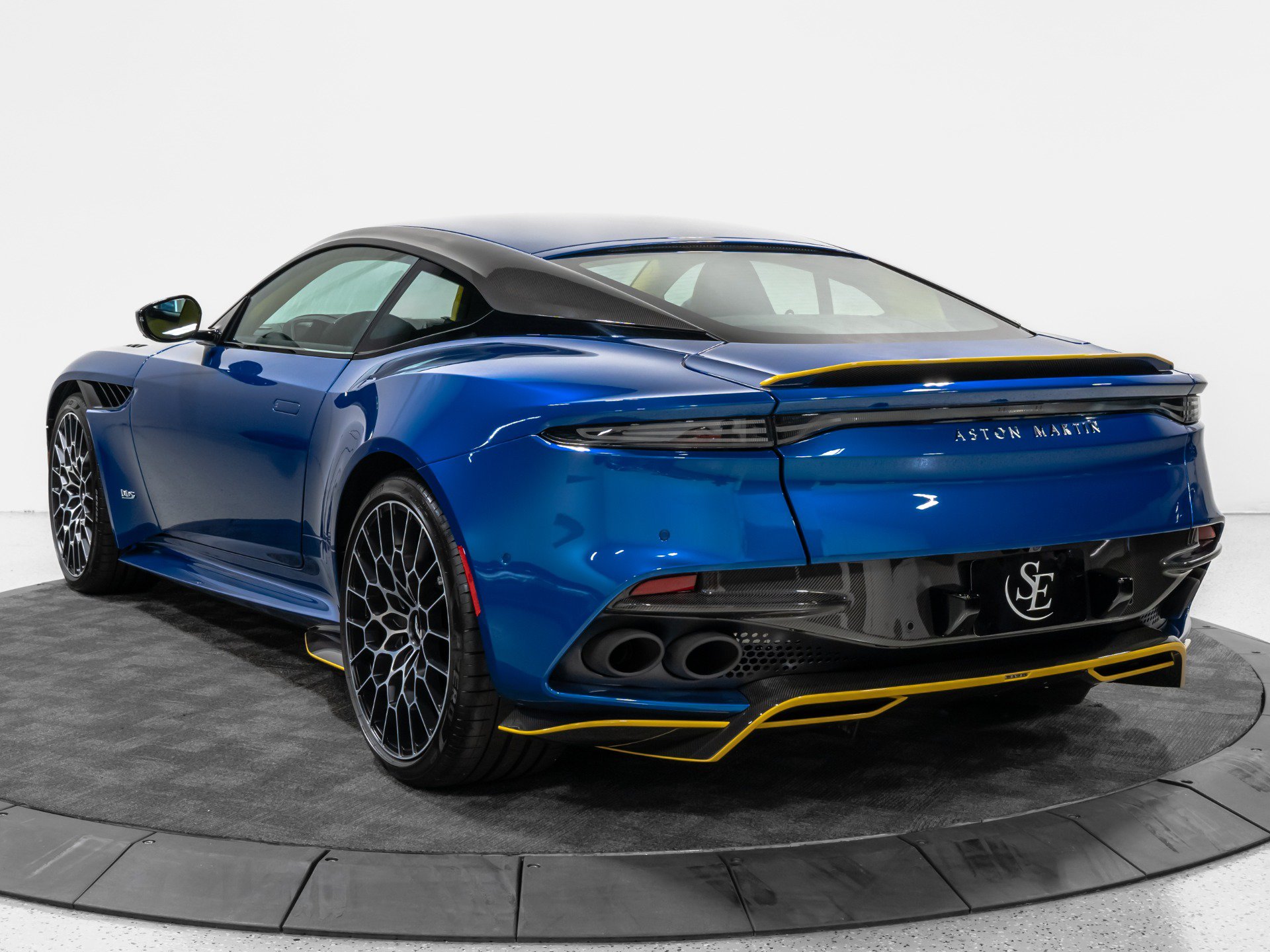 Used 2023 Aston Martin DBS Coupe RWD image 6