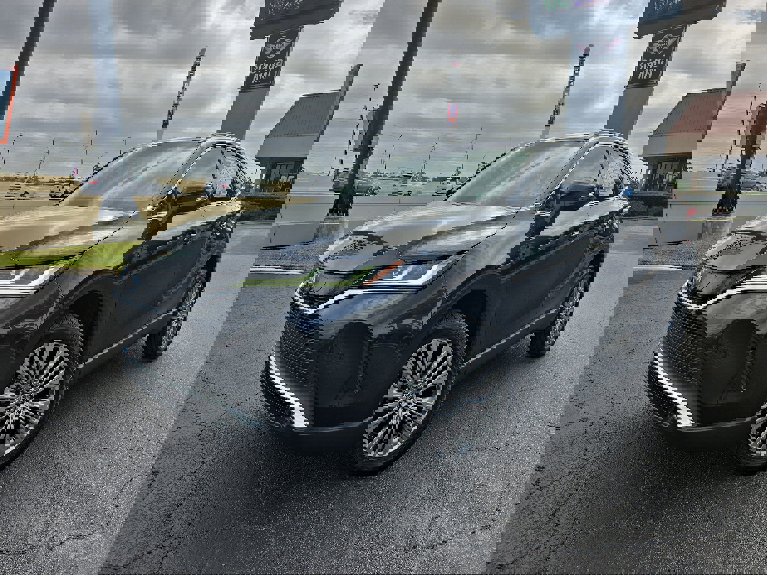 Used 2023 Toyota Venza XLE image 24