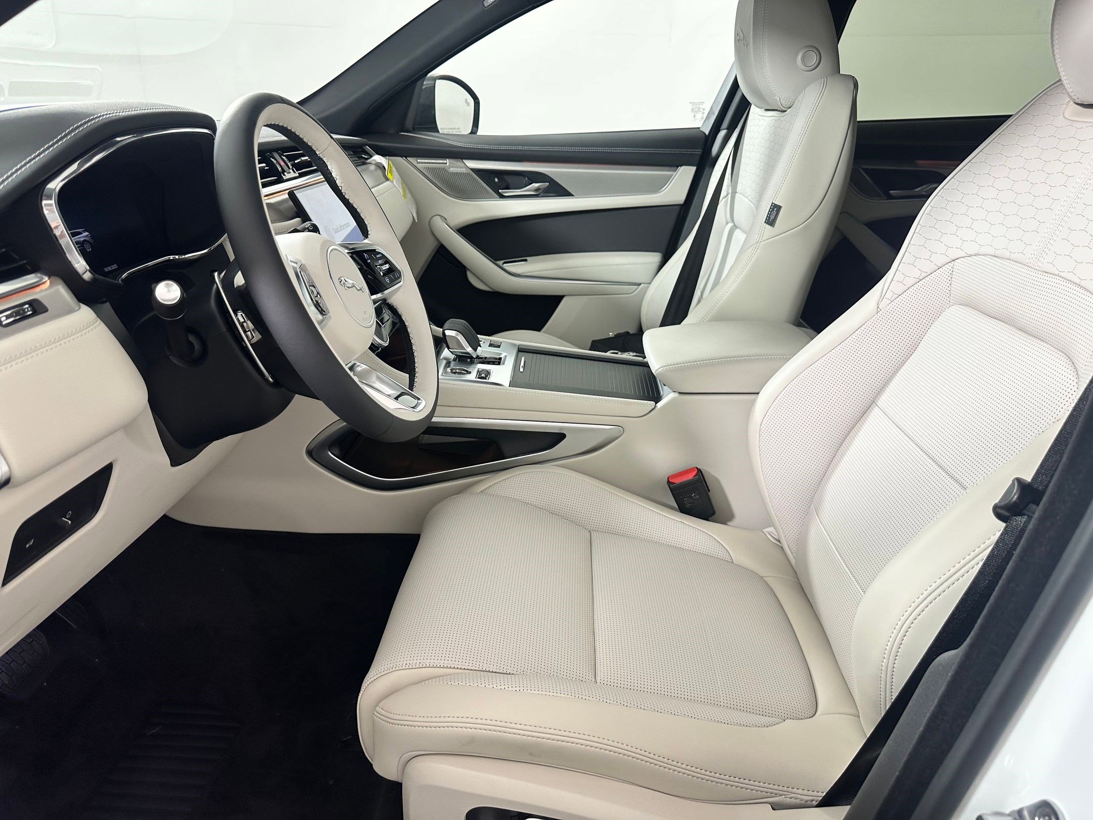 New 2026 Jaguar F-PACE R-Dynamic S image 4