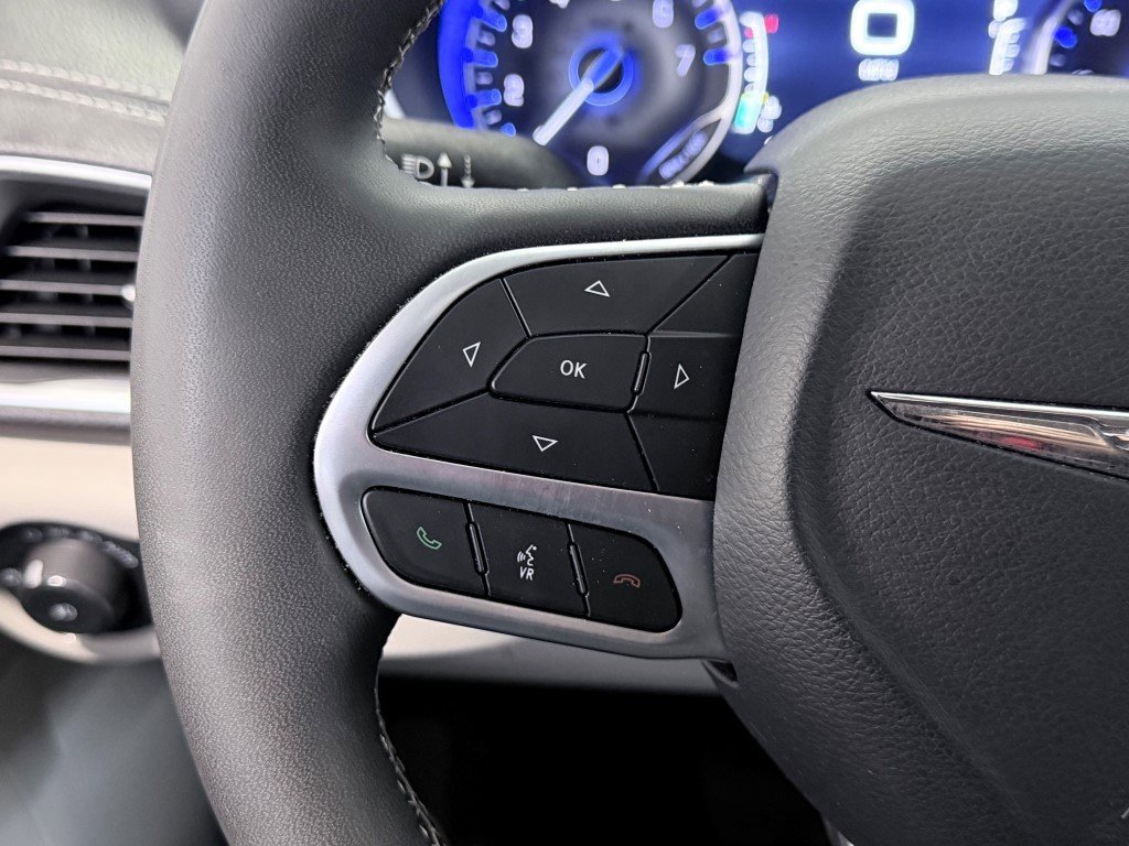 Used 2024 Chrysler Pacifica Limited image 33