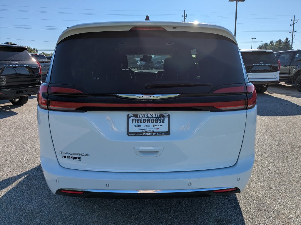 Used 2024 Chrysler Pacifica Touring-L FWD image 5
