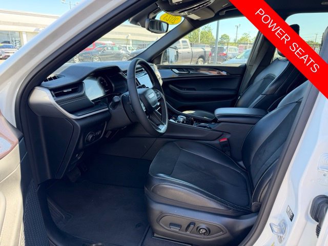 Used 2023 Jeep Grand Cherokee Altitude AWD/4WD image 8