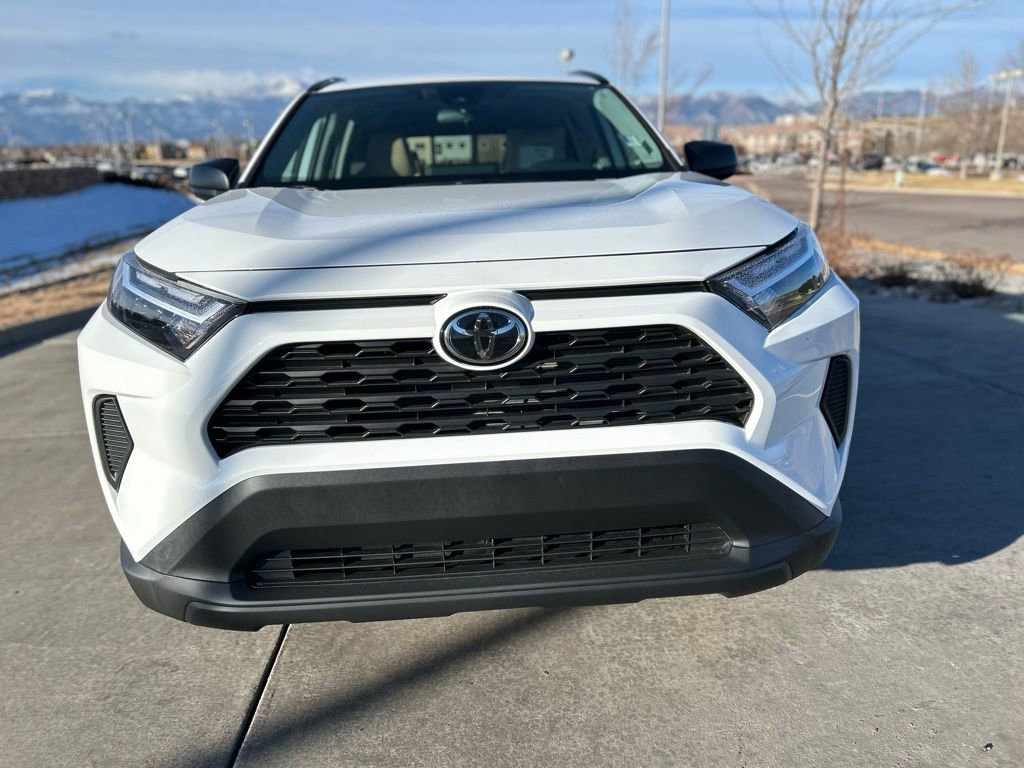 Used 2025 Toyota RAV4 SE video 2