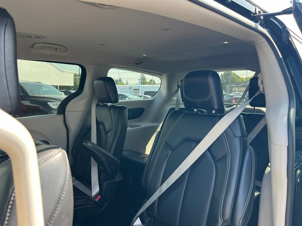 Used 2023 Chrysler Pacifica Touring-L FWD image 11