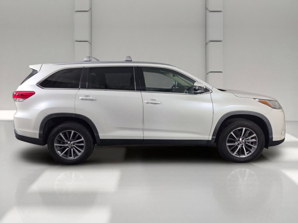 Used 2019 Toyota Highlander XLE FWD image 4