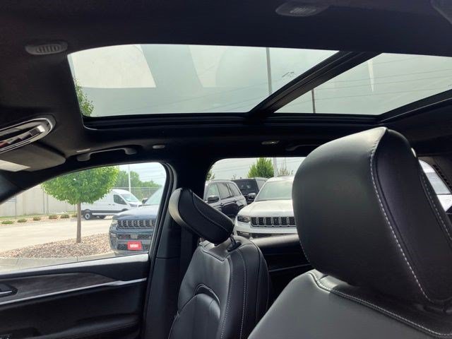 New 2026 Jeep Grand Cherokee Limited w/ Luxury Tech Group II AWD/4WD image 13