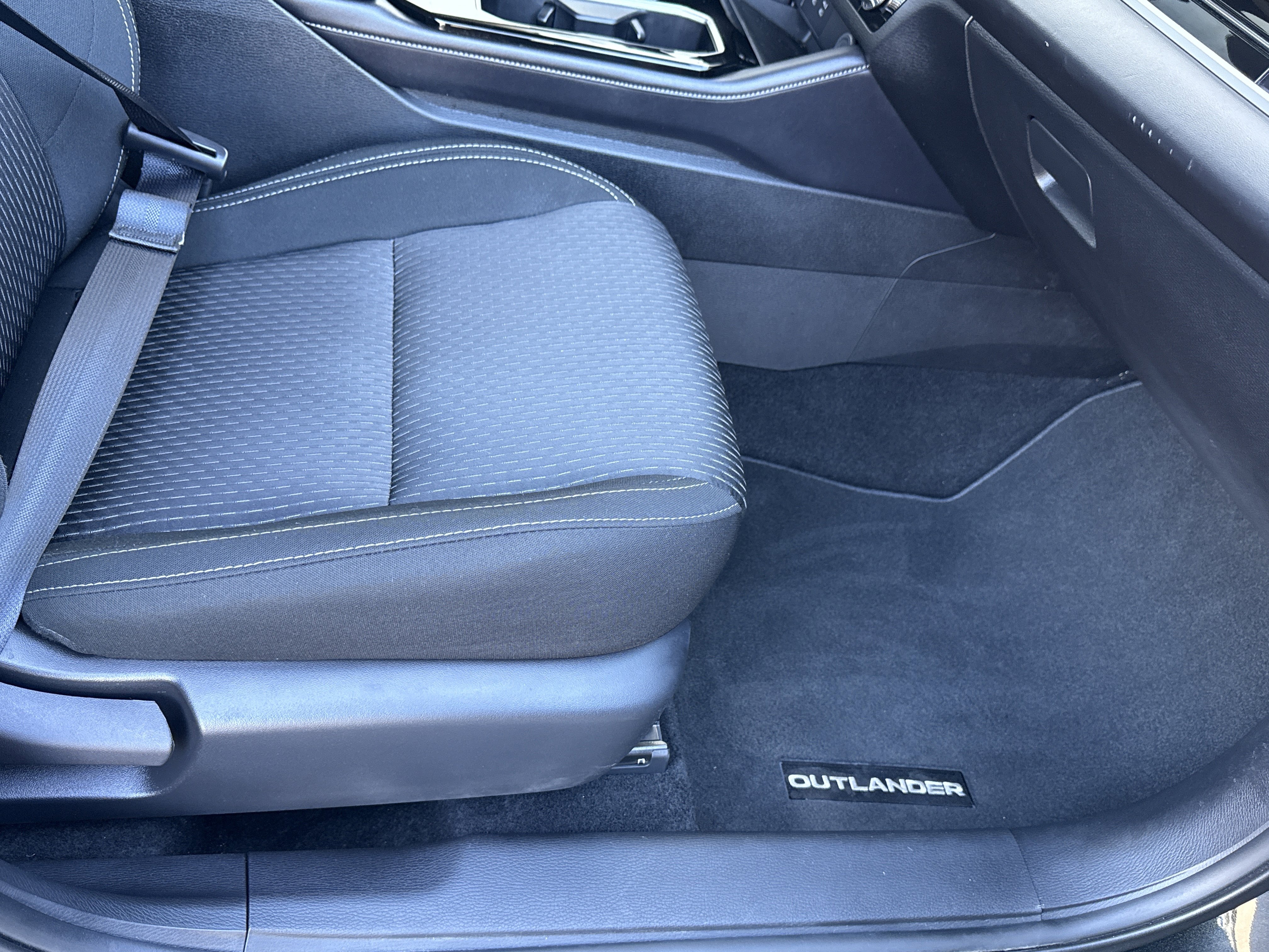 Used 2025 Mitsubishi Outlander ES image 42