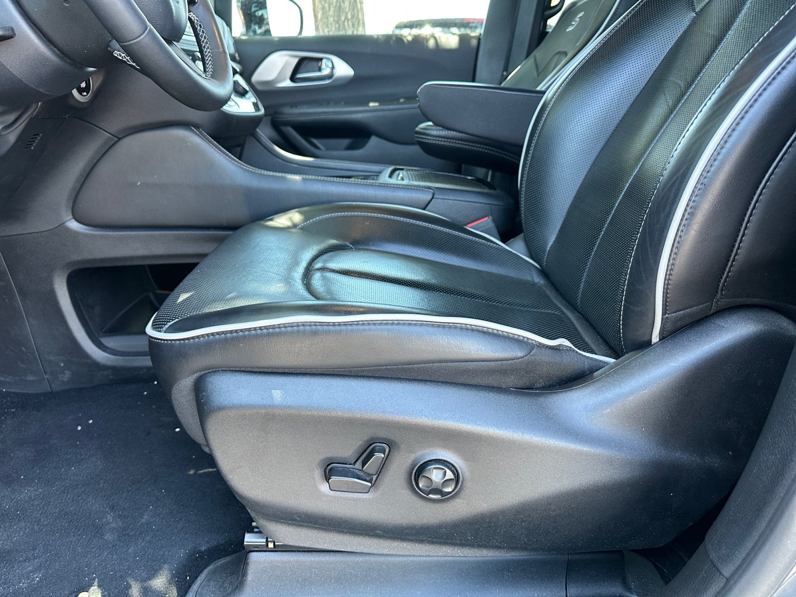 Used 2025 Chrysler Pacifica Limited FWD image 15