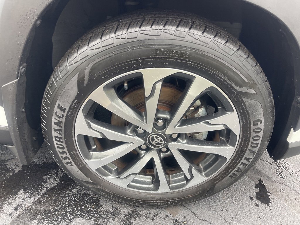 Used 2022 Toyota Corolla Cross XLE w/ Convenience Package image 28