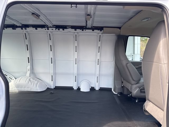 New 2026 GMC Savana 3500 w/ Driver Convenience Package RWD image 17