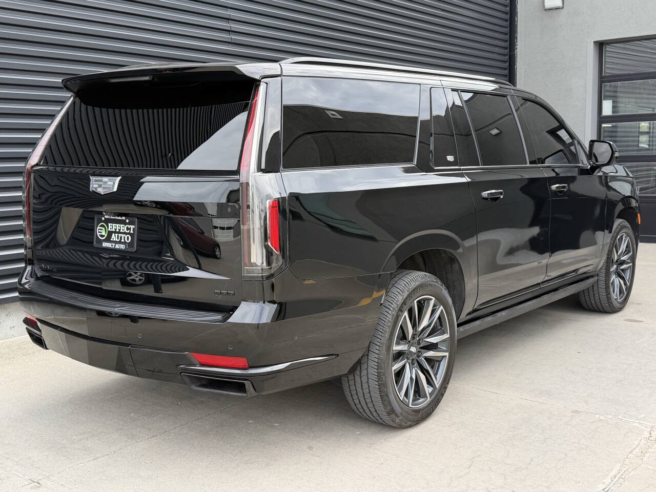 Used 2023 Cadillac Escalade ESV Sport Platinum w/ LPO, ONYX Package AWD/4WD image 11