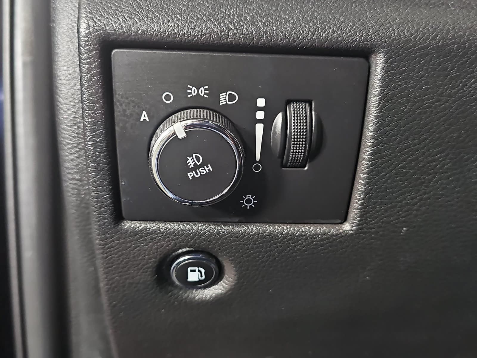 Used 2020 Jeep Grand Cherokee Limited AWD/4WD image 23