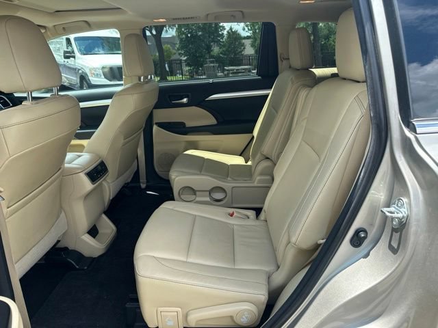 Used 2016 Toyota Highlander XLE AWD/4WD image 12