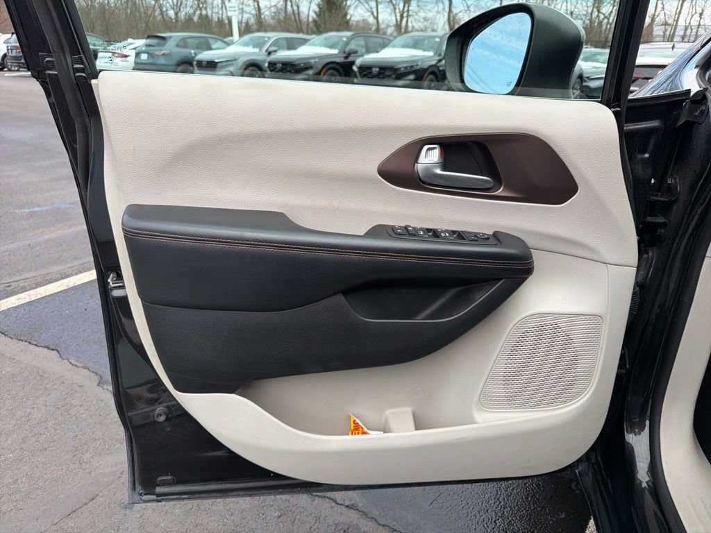 Used 2017 Chrysler Pacifica Touring image 17