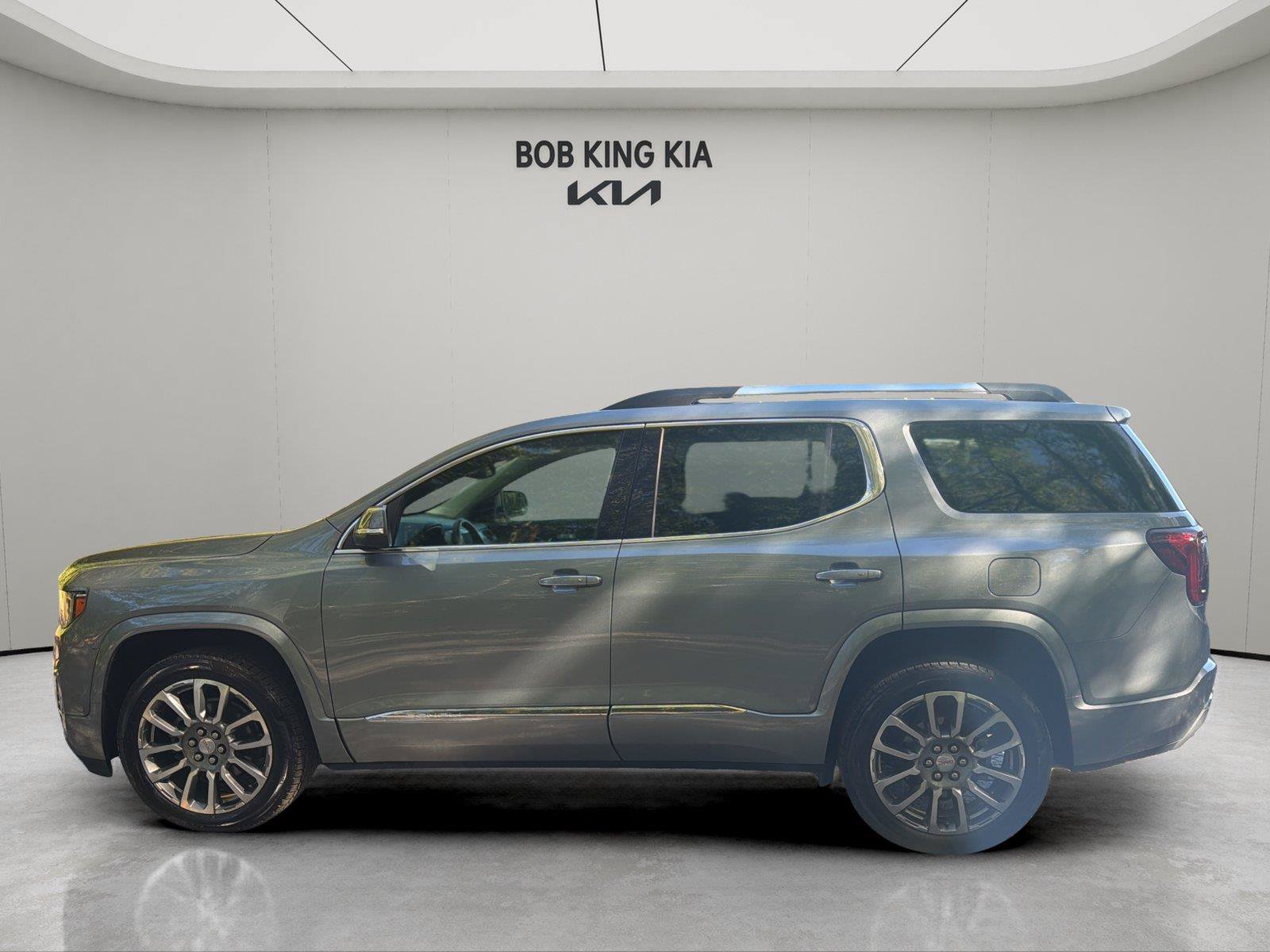 Used 2023 GMC Acadia Denali w/ Trailering Package AWD/4WD image 2