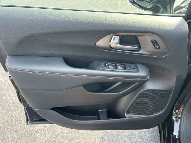 Used 2025 Chrysler Pacifica Select FWD image 23