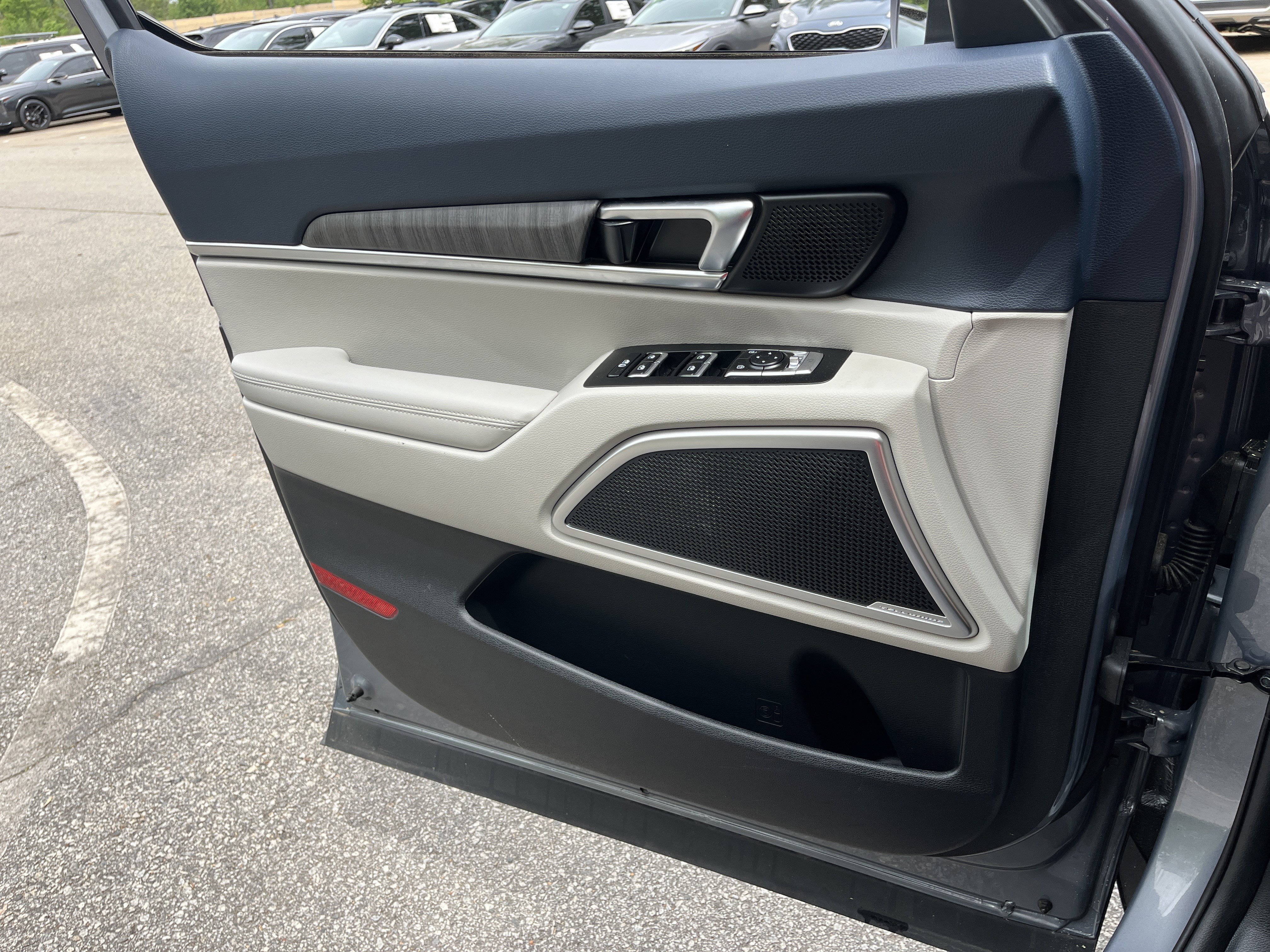 Used 2023 Kia Telluride EX w/ EX Captain's Chair Package image 16