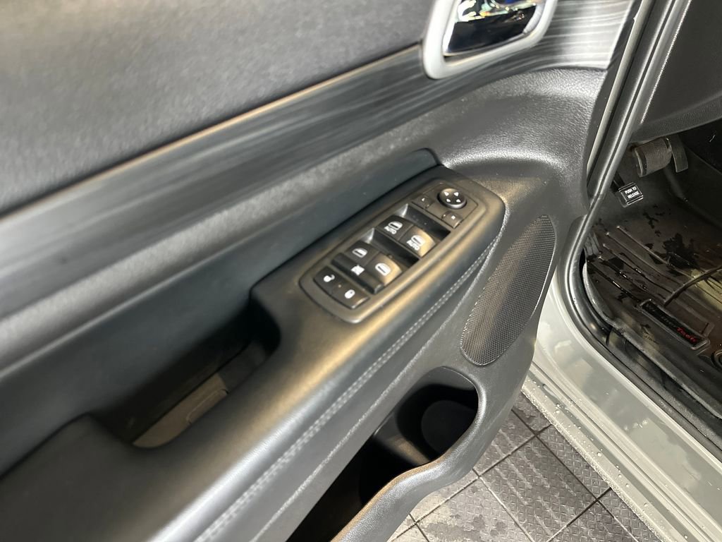 Used 2020 Jeep Grand Cherokee Altitude AWD/4WD image 17