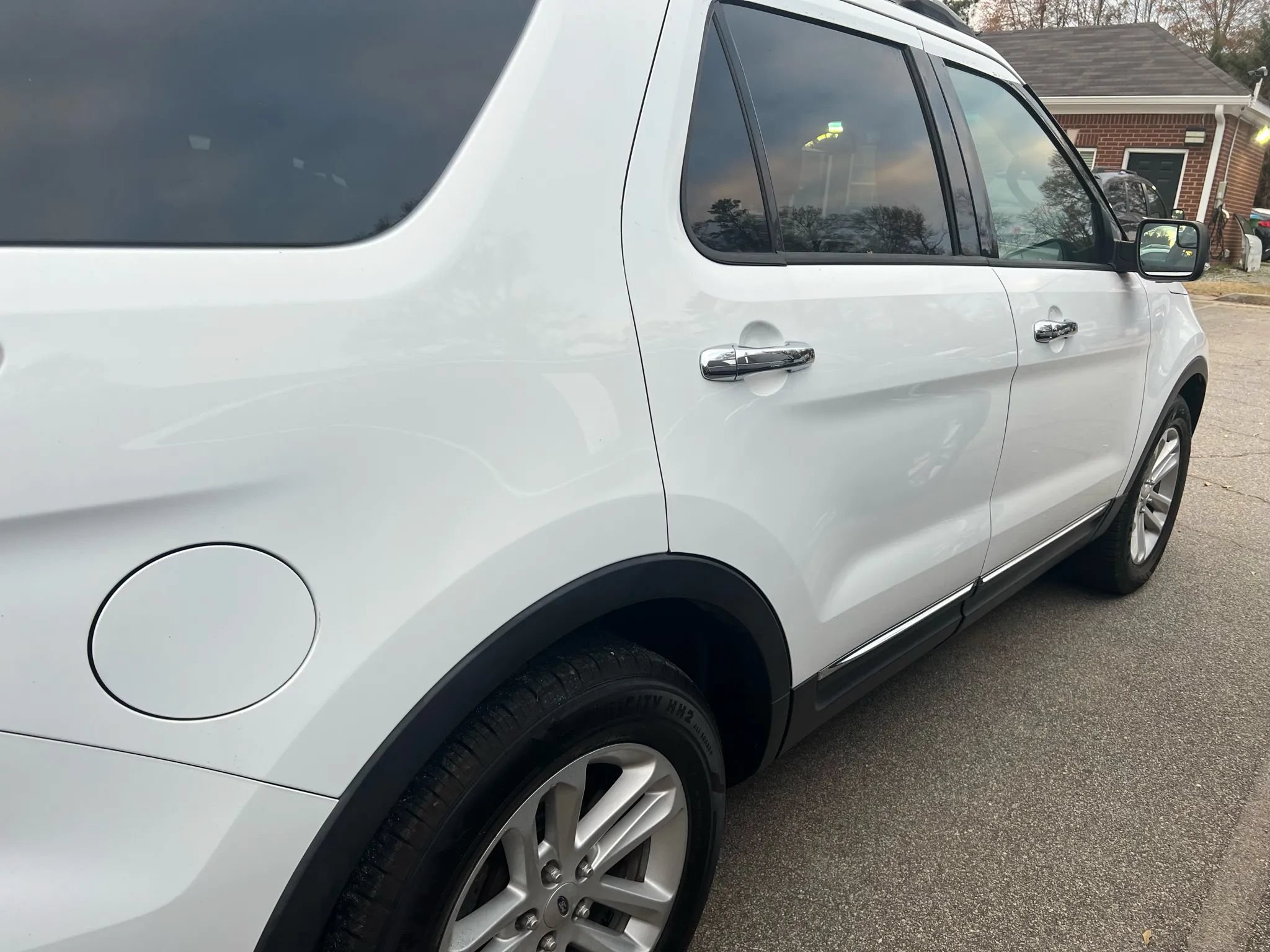 Used 2015 Ford Explorer XLT FWD image 2