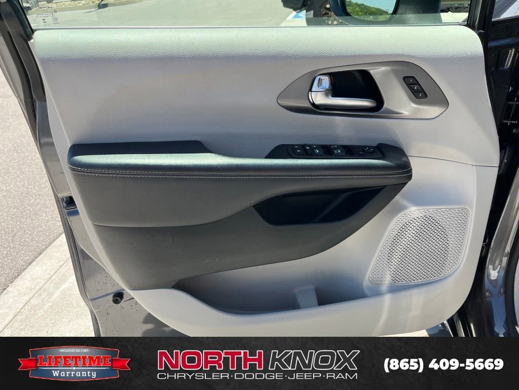 Used 2023 Chrysler Pacifica Touring-L FWD image 6