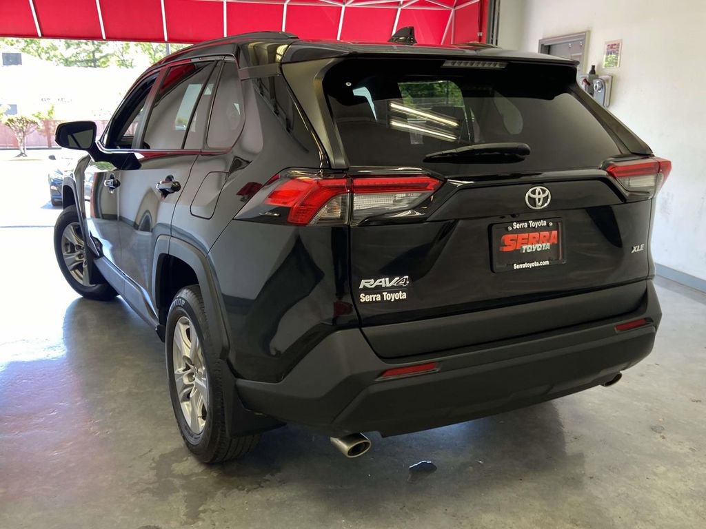 Used 2025 Toyota RAV4 XLE FWD image 5