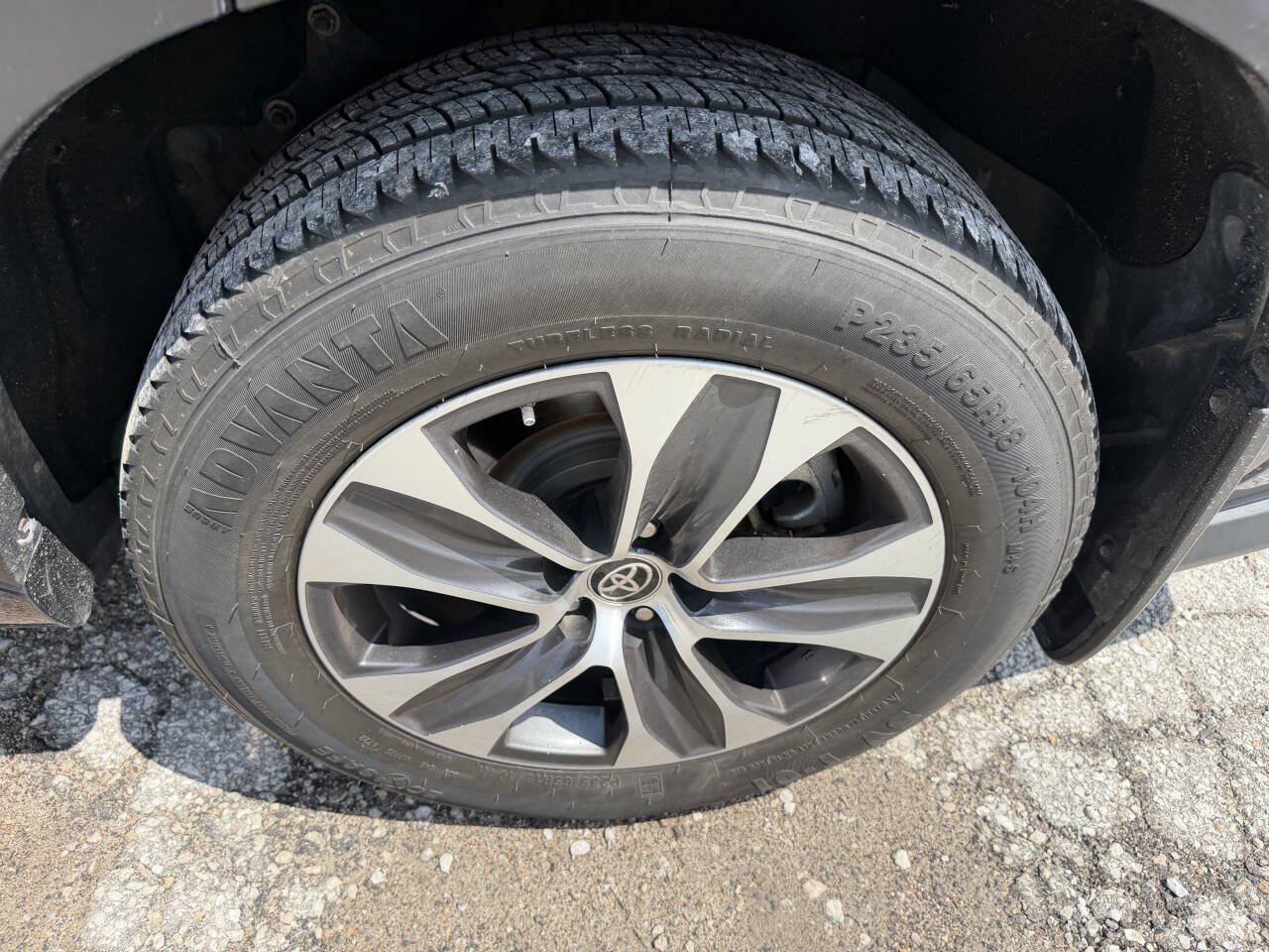 Used 2021 Toyota Highlander XLE AWD/4WD image 10