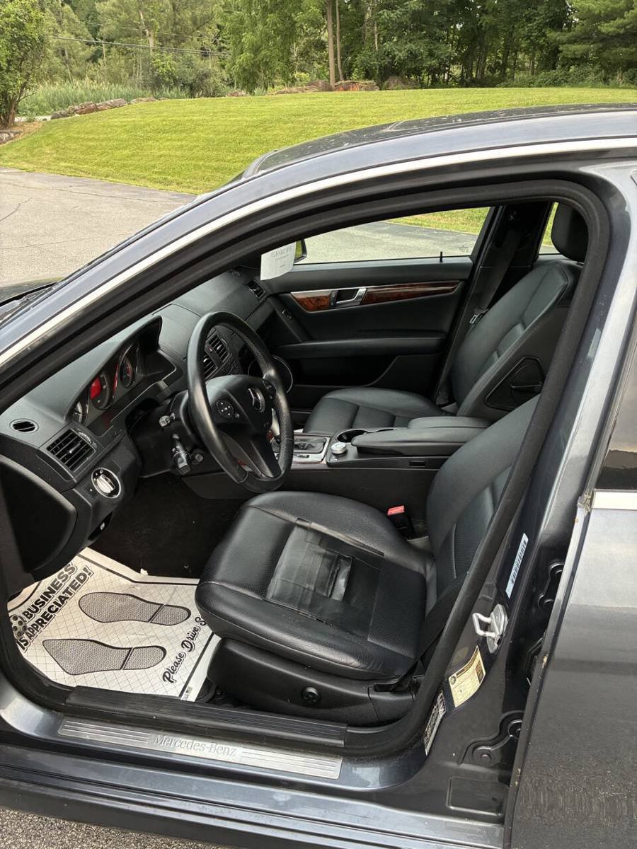 Used 2011 Mercedes-Benz C 300 4MATIC Sedan image 9