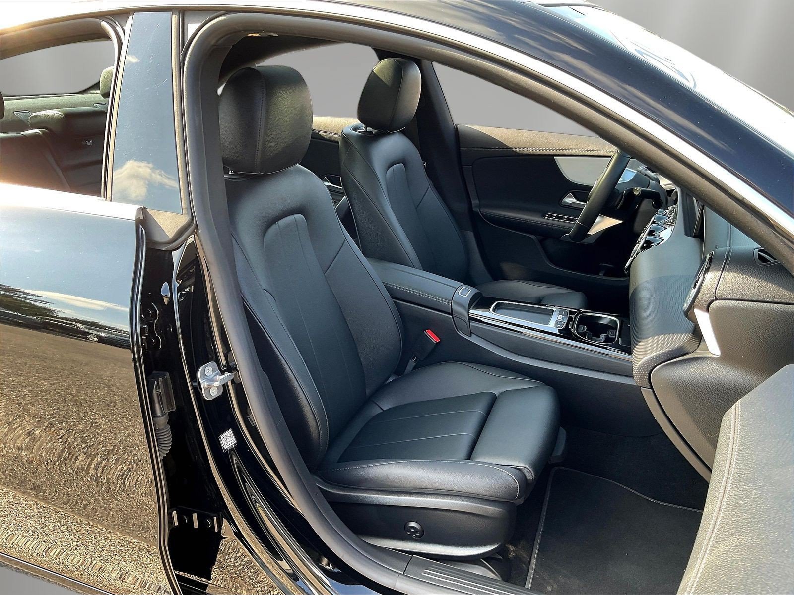 Used 2025 Mercedes-Benz CLA 250 4MATIC image 30