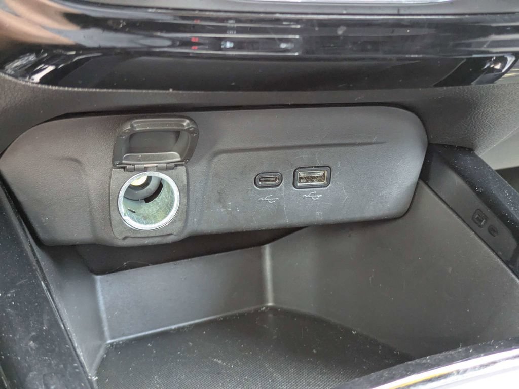 Used 2025 Chevrolet Trax LT w/ LT Convenience Package FWD image 21