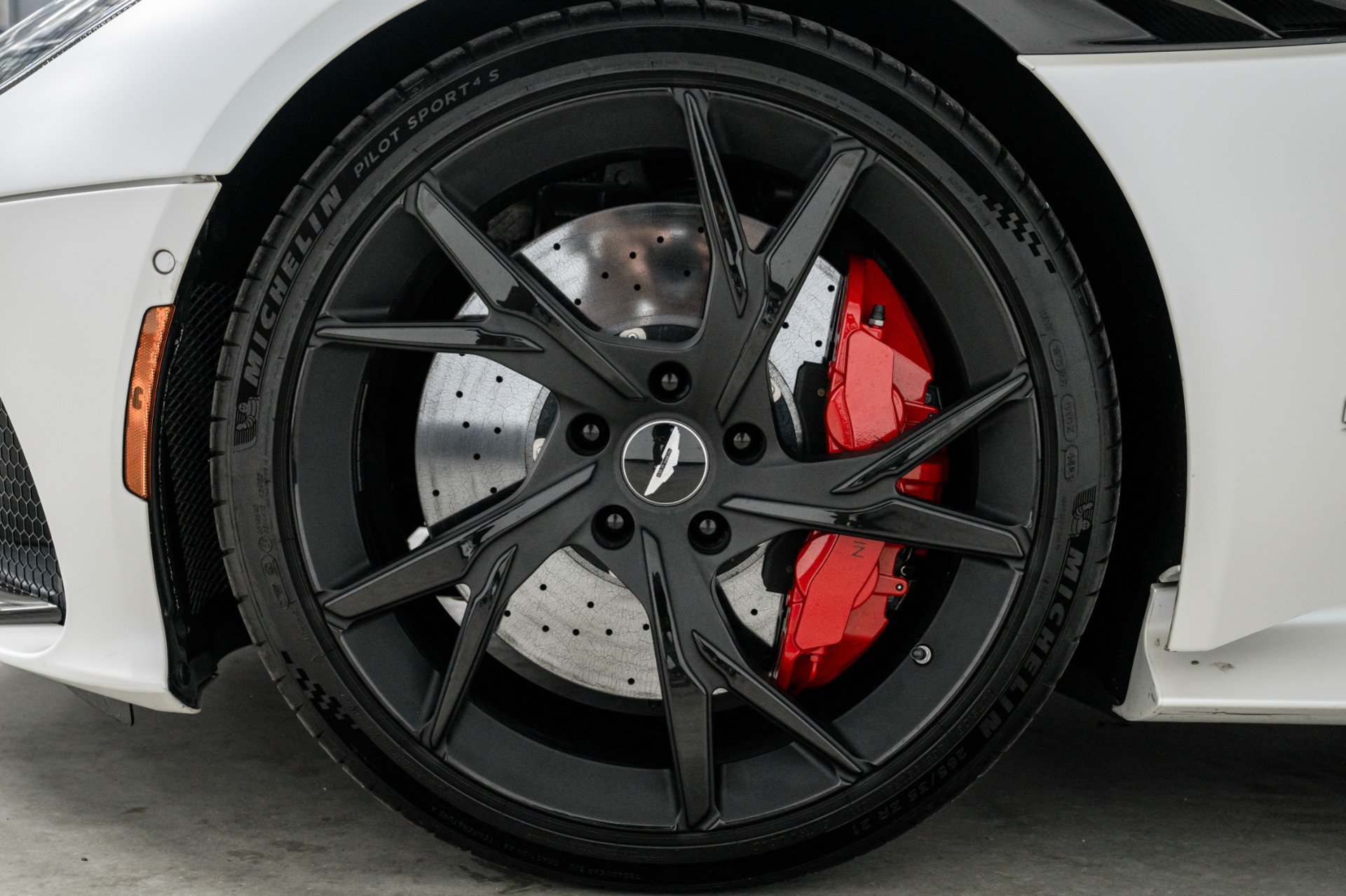 Used 2019 Aston Martin DBS Superleggera RWD image 9