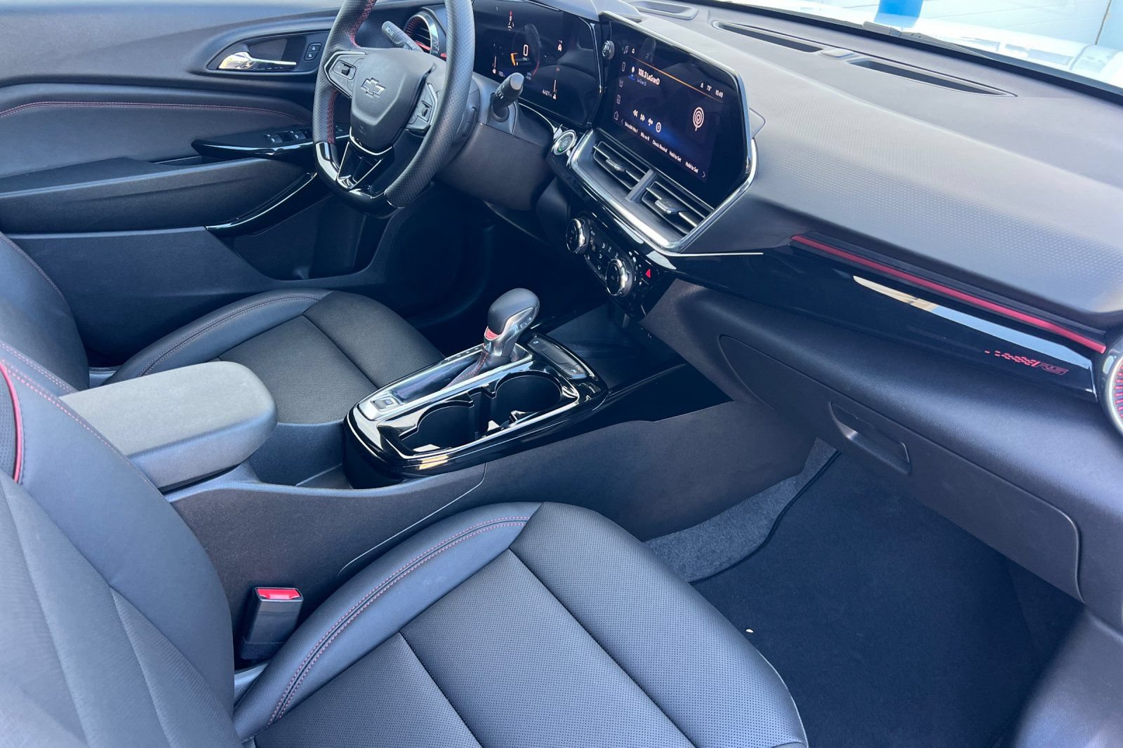 Used 2026 Chevrolet Trax RS w/ Sunroof Package FWD image 13