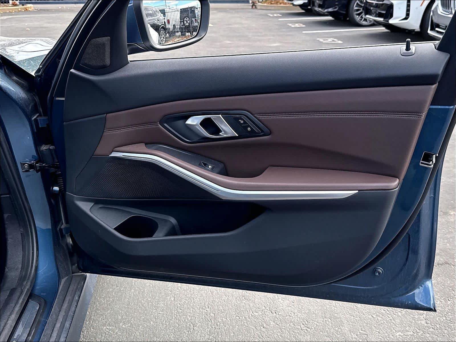 Used 2025 BMW 330i Sedan w/ Premium Package RWD image 28