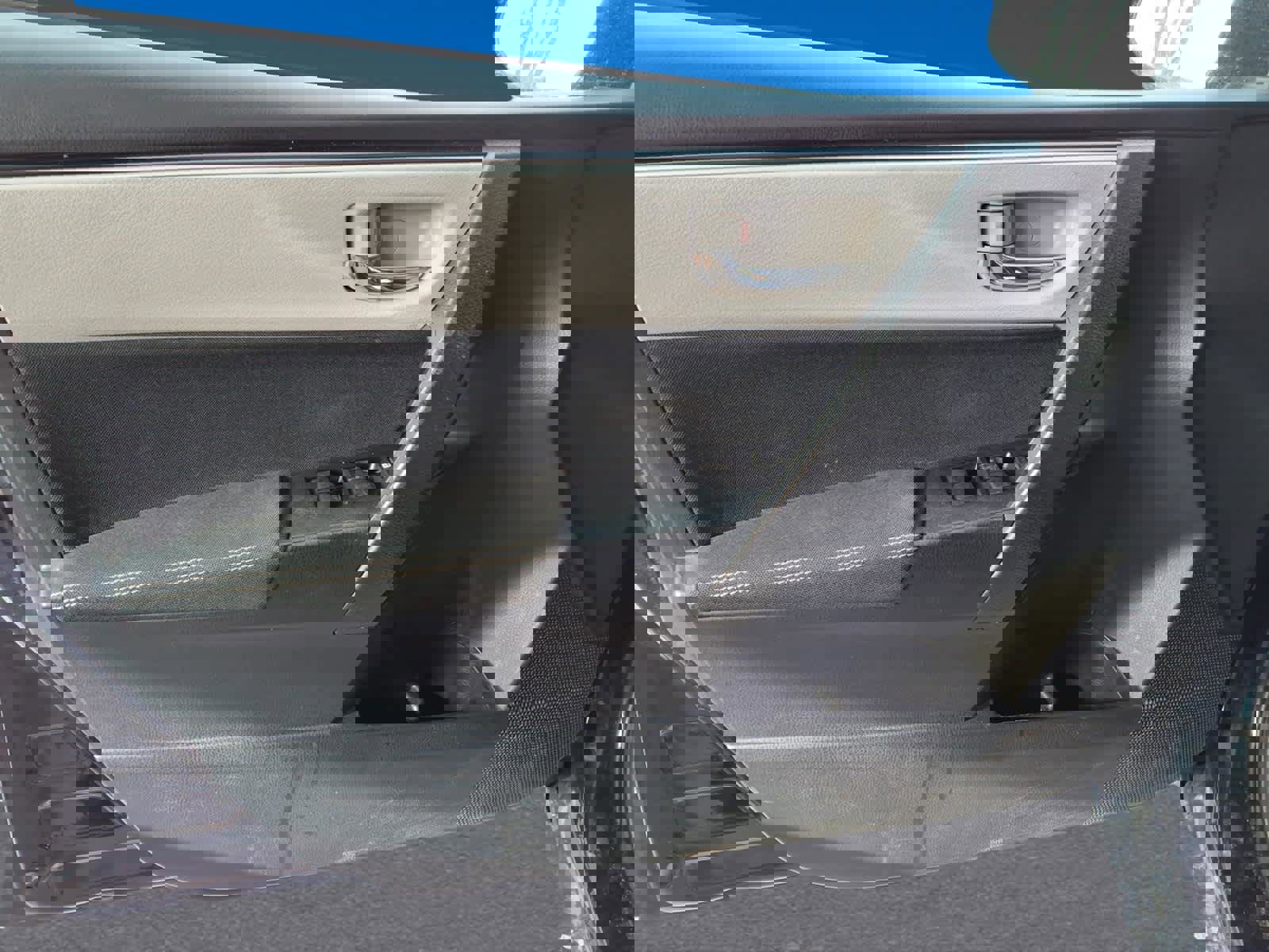 Used 2018 Toyota Corolla LE image 5