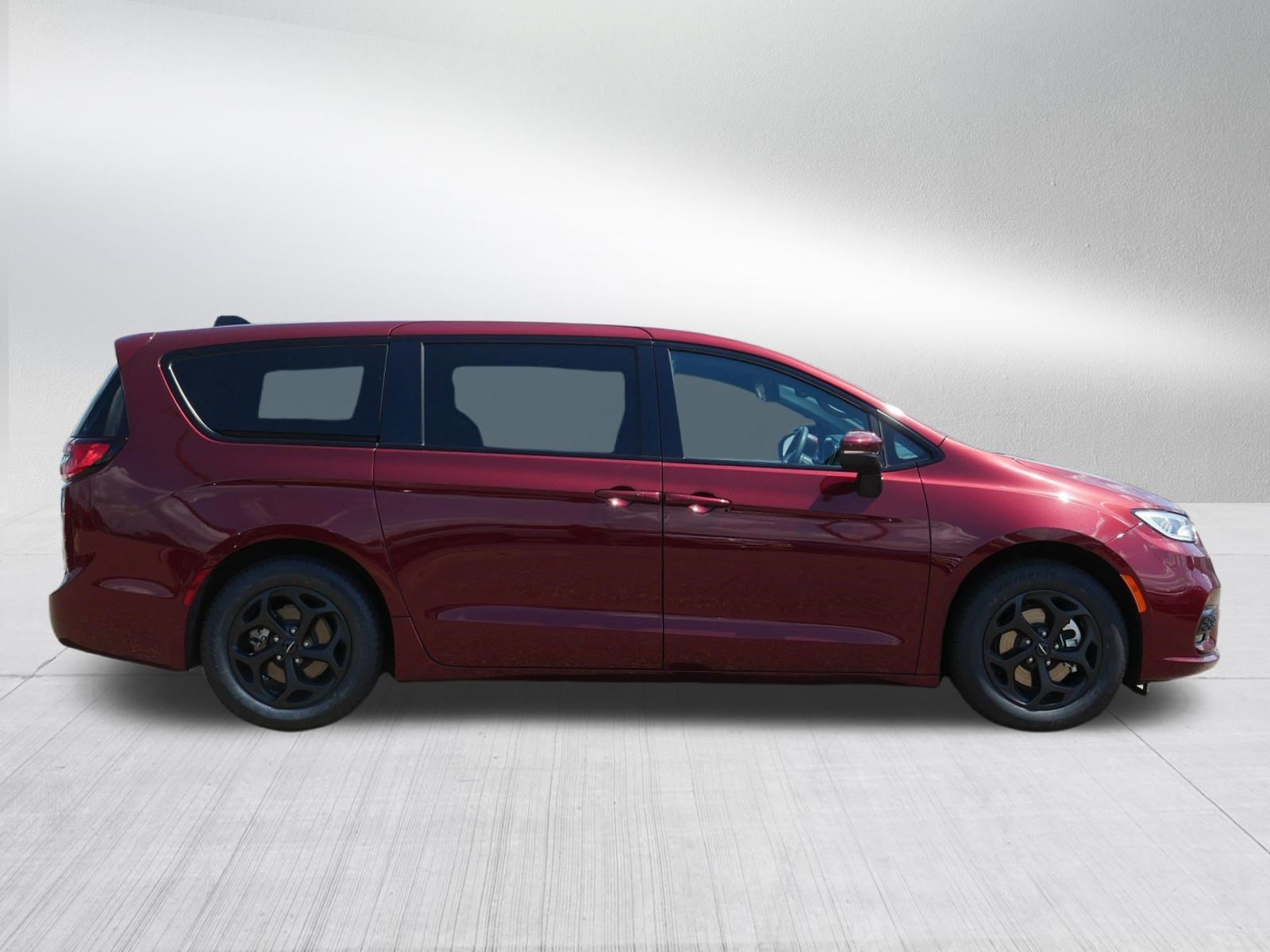 Used 2023 Chrysler Pacifica Touring-L w/ S Appearance Package FWD image 8