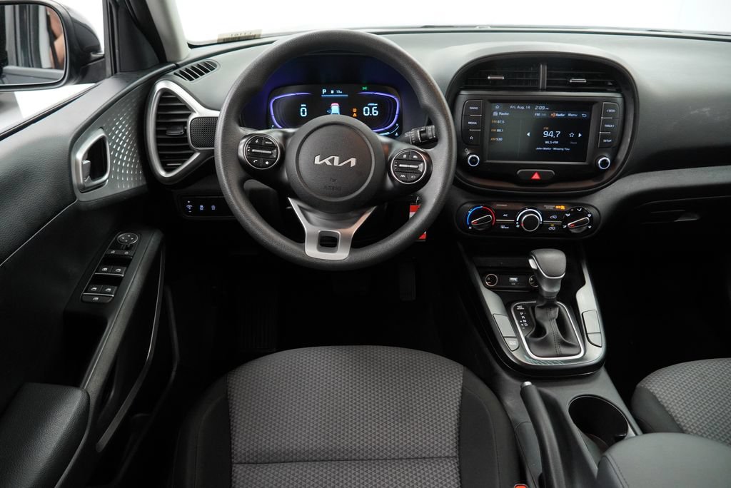 Used 2025 Kia Soul LX w/ LX Technology Package FWD image 13