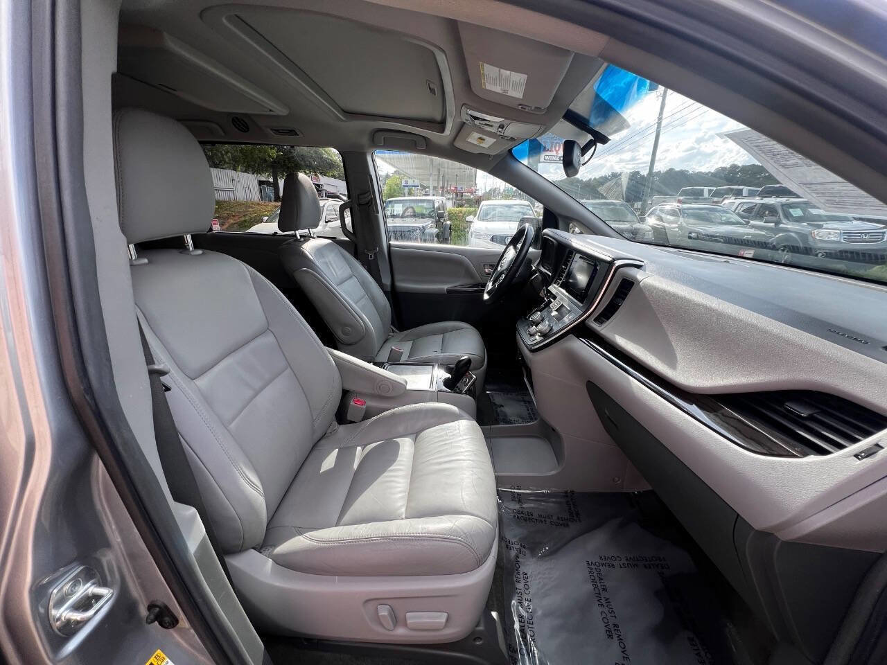 Used 2017 Toyota Sienna XLE Premium FWD image 14