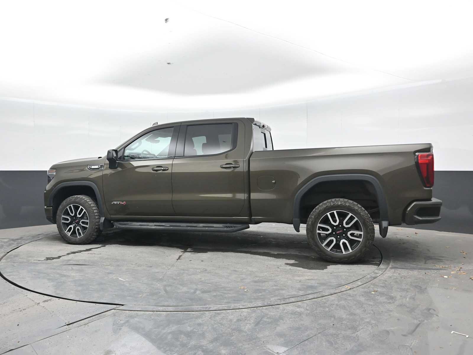Used 2023 GMC Sierra 1500 AT4 w/ AT4 Premium Package AWD/4WD image 3