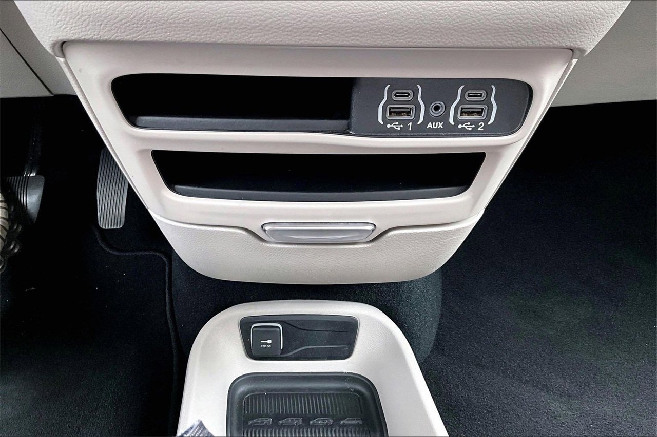 Certified 2024 Chrysler Pacifica Touring-L image 16