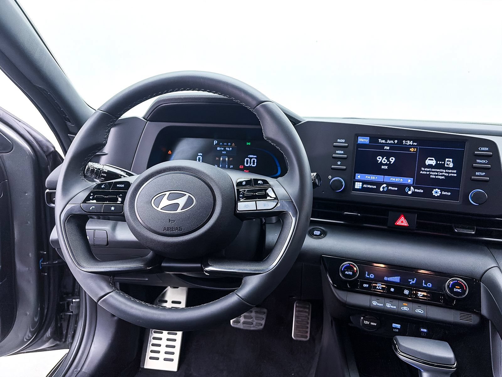 Used 2025 Hyundai Elantra Sport FWD image 3