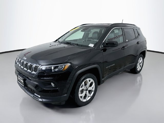 Used 2025 Jeep Compass Latitude AWD/4WD image 3