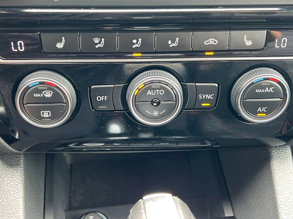 Used 2017 Volkswagen Jetta GLI FWD image 4
