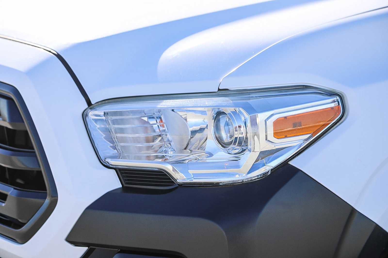 Certified 2018 Toyota Tacoma SR image 8