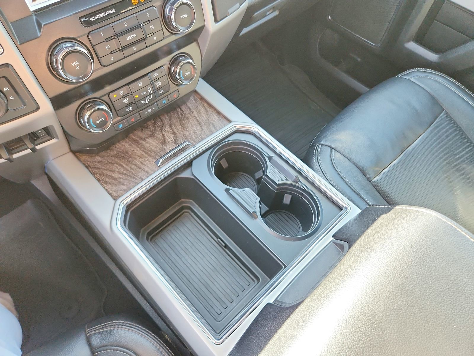 Used 2019 Ford F350 Lariat w/ Chrome Package image 15